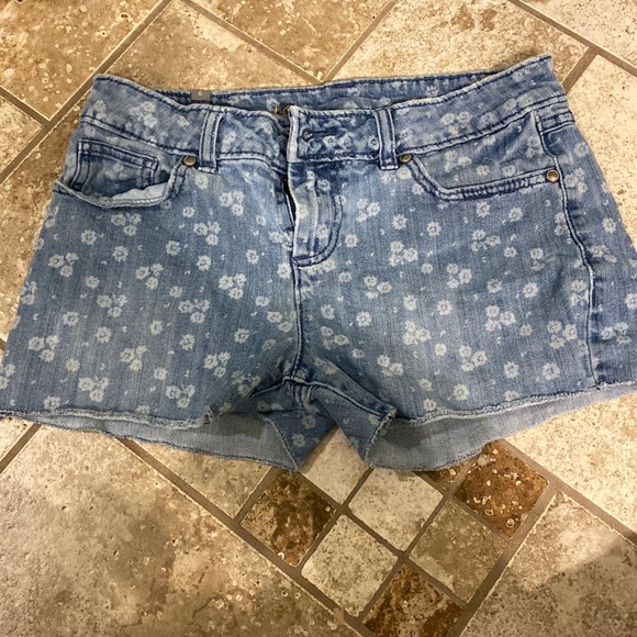 Woman’s Jean shorts - Picture 1 of 4